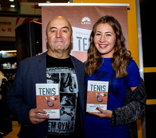 Adrian Fetecău (dreapta), alături de fiica Irina (stânga), la lansarea unei cărți despre tenis scrisă de comentatorul sportiv