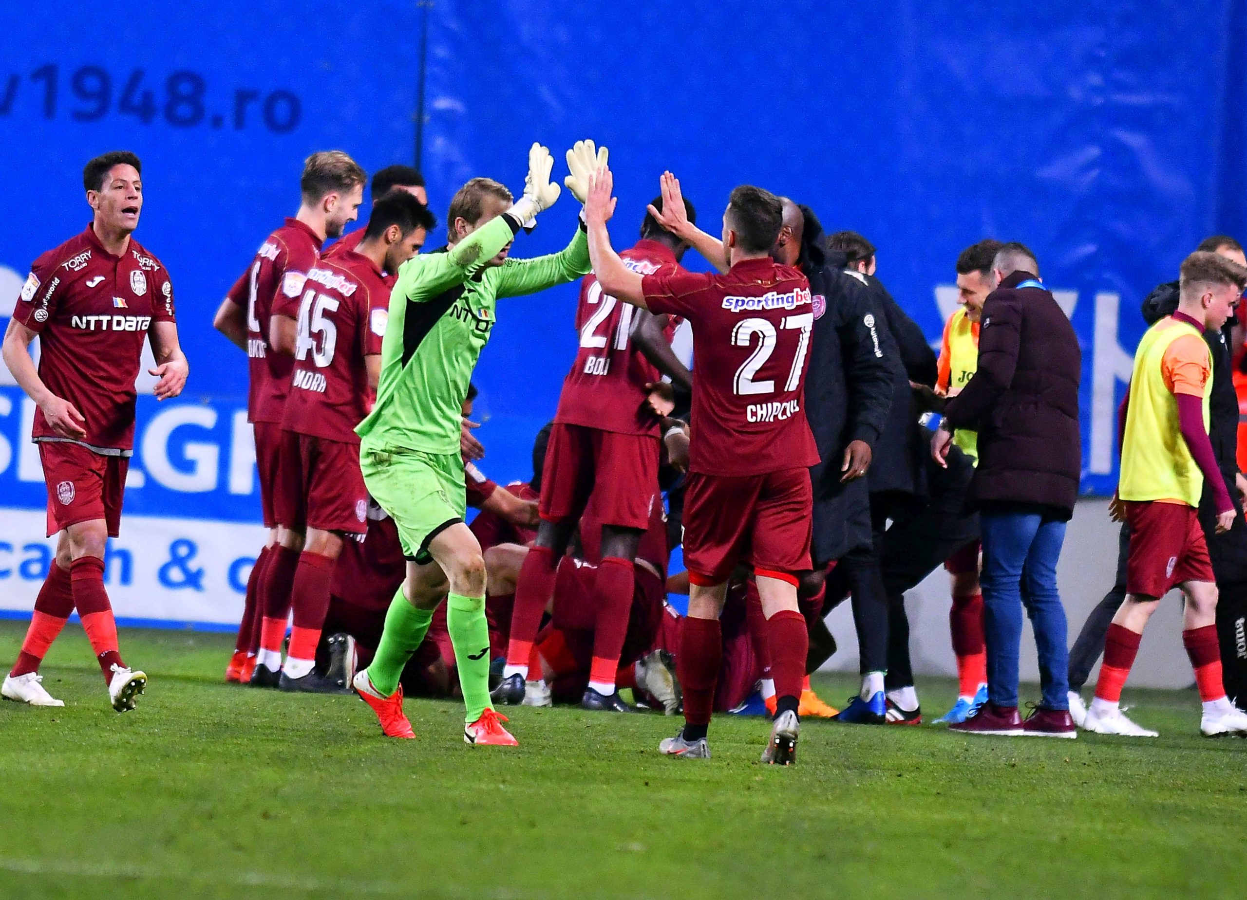 cfr-cluj-i-craiova-c-tig-de-cauz-la-lpf-toate-cluburile-au-fost