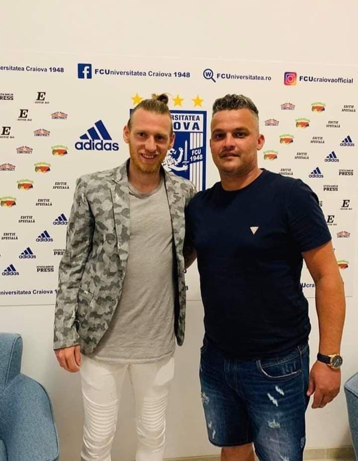 FOTO: Robert Săceanu (dreapta), directorul sportiv al FC U Craiova, alături de Jeremy Huyghebaert, fundaș transferat la FC U Craiova, de la Mouscron.