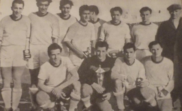 UTA 1953, câștigătoare a Cupa României: Farmati, Vaczi, Kapas, Mercea, Serfözö, Dumitrescu, Popa (sus) Kovacs, Popovici, Lupeș, Szucs (jos)