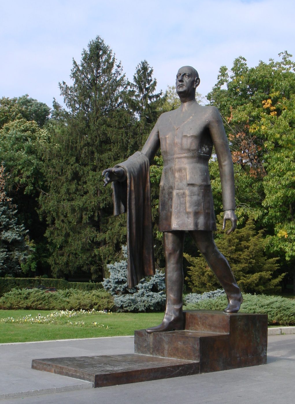 Statuia lui Charles de Gaulle. sursă foto: ro.wikipedia.org