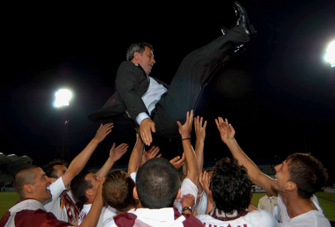 Mircea Rednic, celebrat de rapidiști după ce a adus al treilea campionat din istoria giuleștenilor (2003)