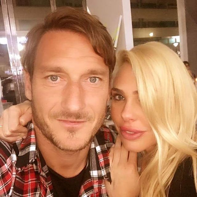 Shock totale in Italia dove la leggenda Francesco Totti ha presentato la sua nuova ragazza nel giorno del suo 46esimo compleanno!