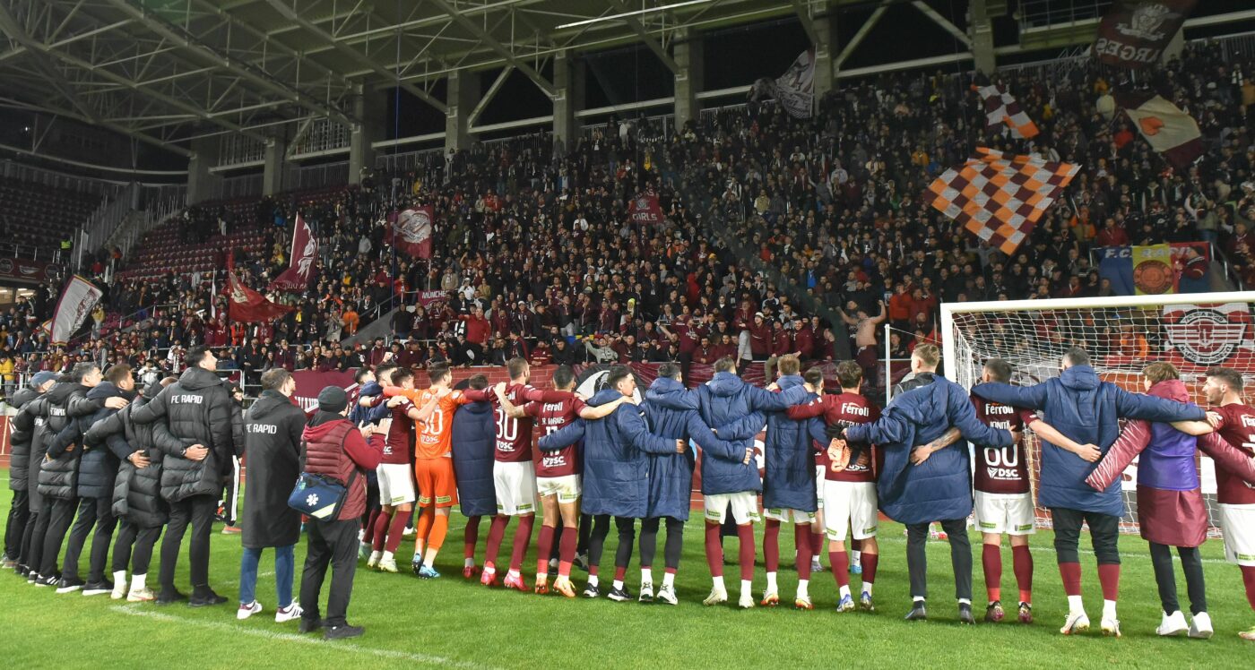 Fotbalistii rapidisti saluta galeria dupa meciul de fotbal dintre Rapid Bucuresti si Gaz Metan Medias, contand pentru Play out-ul Ligii 1 Casa Pariurilor, desfasurat pe Stadionul Rapid-Giulesti din Bucuresti, luni 18 aprilie 2022. © FOTO:Razvan Pasarica/SPORT PICTURES