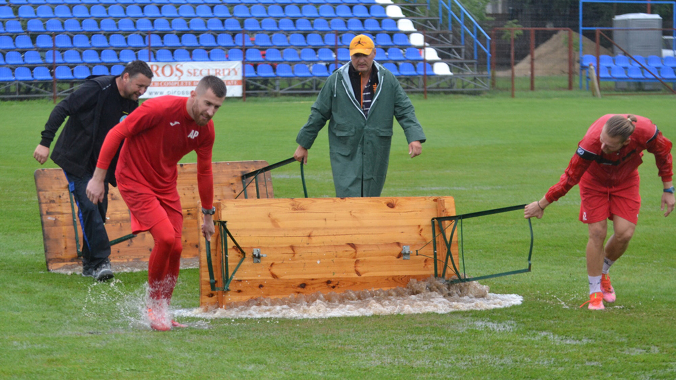 Ploaia nu inundă doar stadionul echipei UTA, ci și alte terenuri din Arad! Un meci din Liga 3, amânat | Fotografia zilei