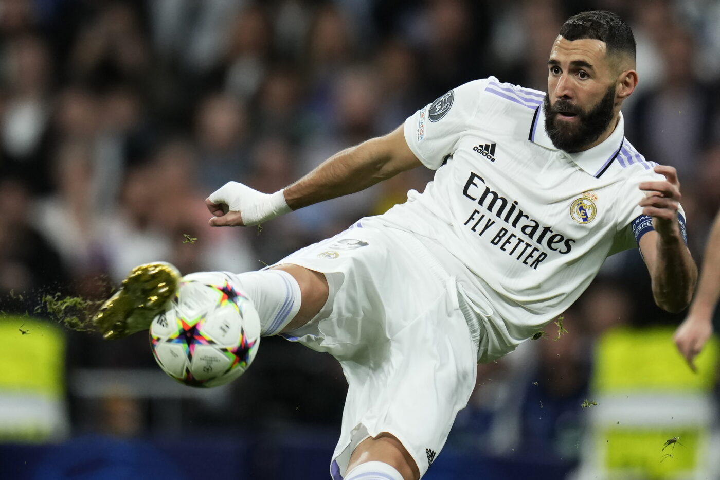 Karim Benzema e la o lună distanță de un record fabulos: francezul poate deveni fotbalistul cu cele mai multe trofee din istoria lui Real Madrid! Cele două finale pe care „Galacticii” trebuie să le câștige