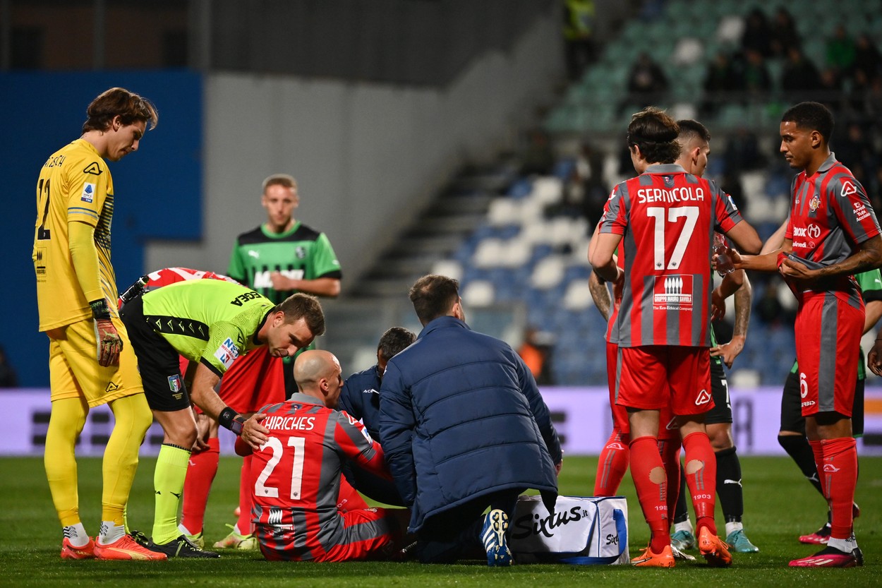 Vlad Chiricheș s-a accidentat în ultimul meci jucat de Cremonese în Serie A înainte de pauza internațională, în deplasare cu Sassuolo. Ulterior, accidentarea a recidivat în timpul unui amical. Sursă foto: Profimedia