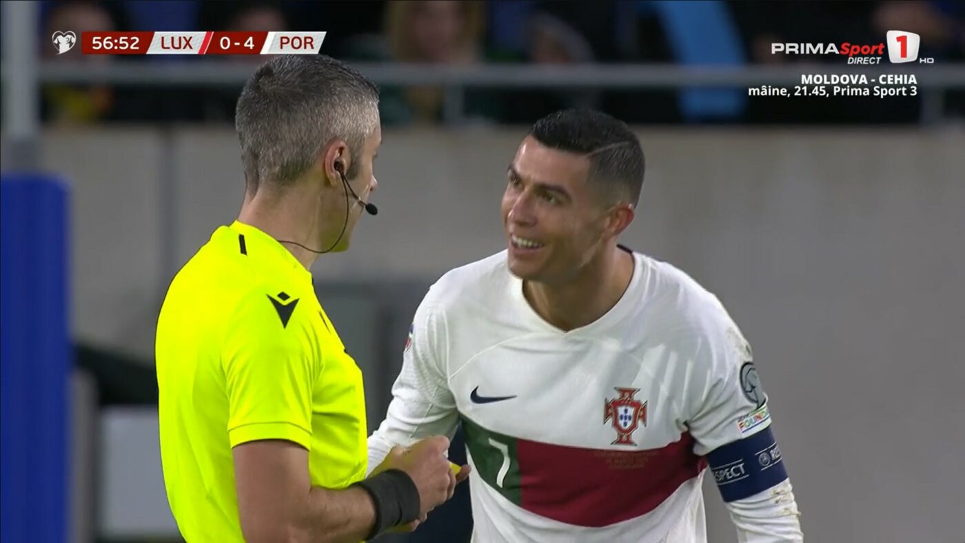 Reacția lui Cristiano Ronaldo când Radu Petrescu i-a dat cartonaș galben pentru simulare. Portughezul nu l-a menajat pe arbitrul român