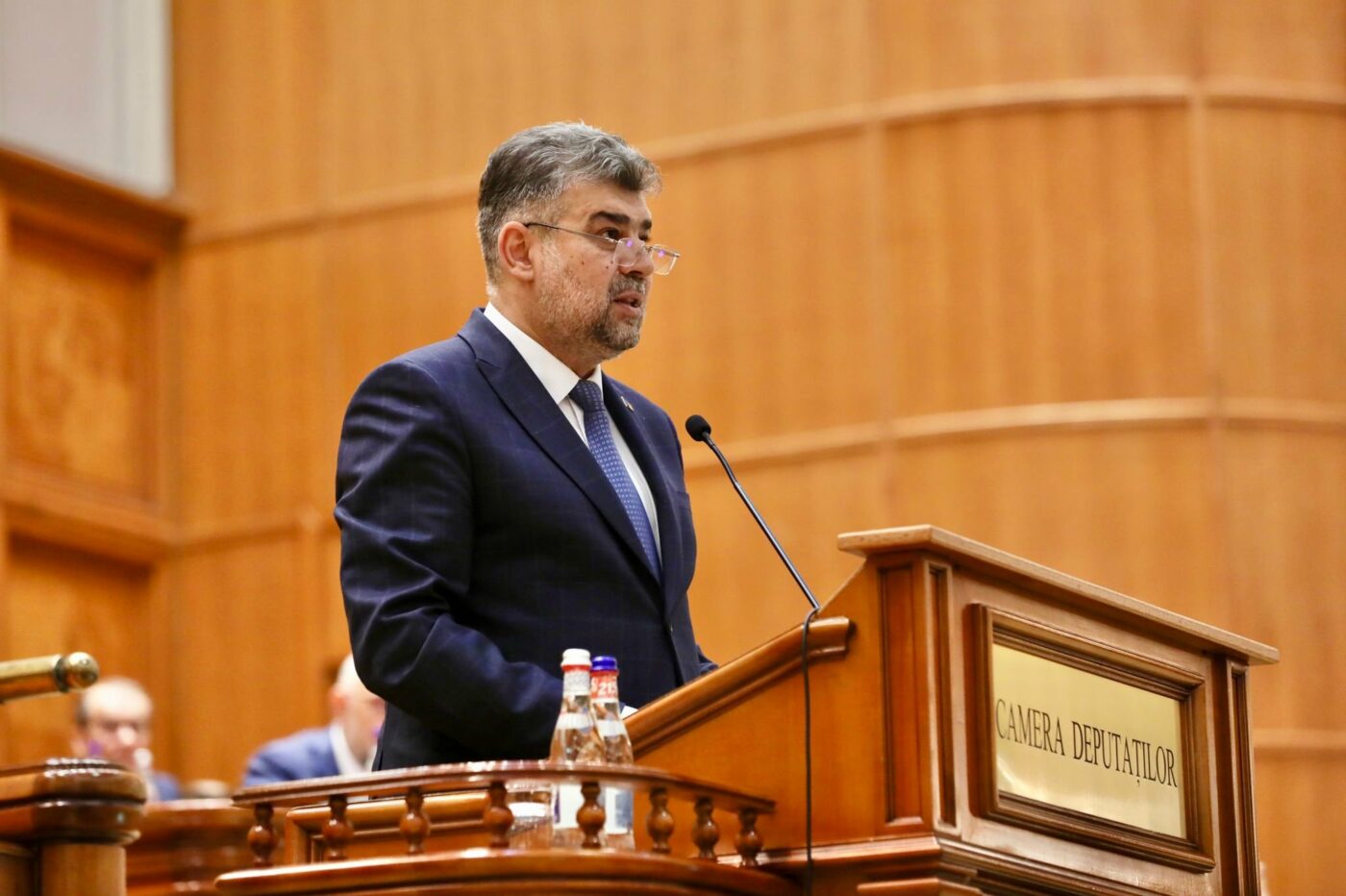 Marcel Ciolacu, la tribuna Camerei Deputaților. Sursă foto: Facebook / Marcel Ciolacu