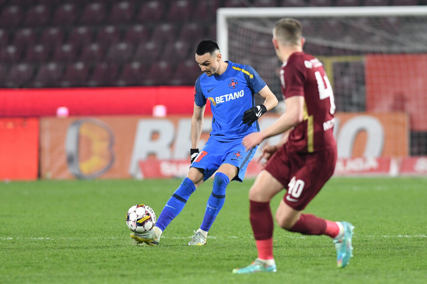 Adrian Șut a fost înlocuit la pauză cu Joyskim Dawa, iar locul său în linia mediană a fost preluat pentru circa 20 de minute de Iulian Cristea. Sursă foto: Sport Pictures