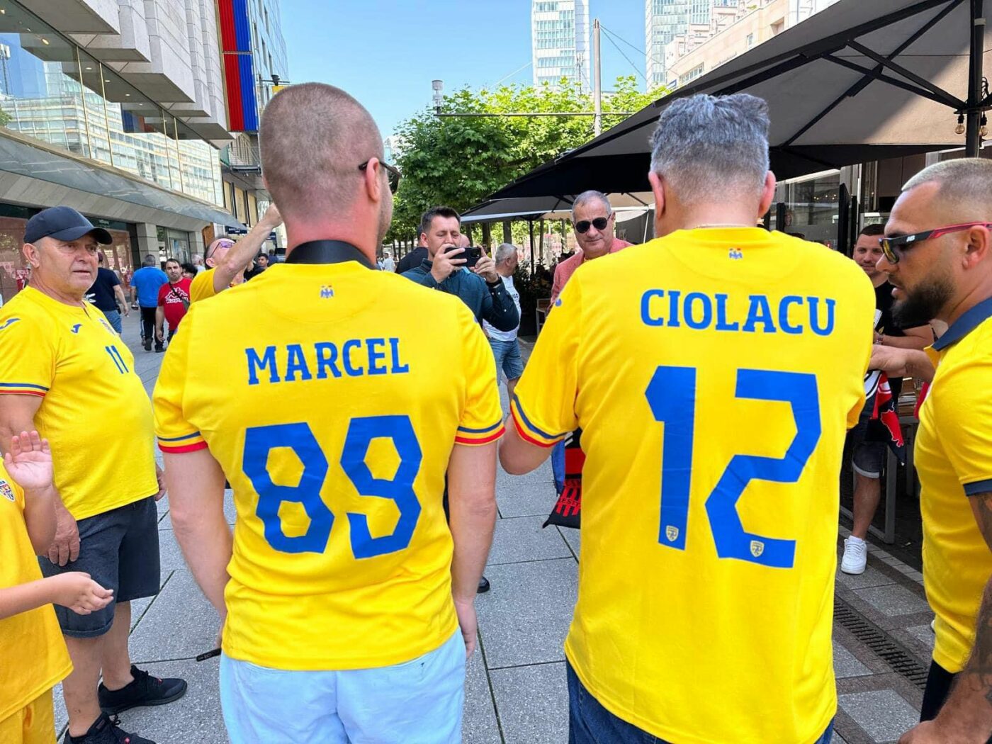 Premierul Marcel Ciolacu, înconjurat de suporteri înainte de meciul România – Slovacia. Ce pronostic are pentru jocul de la EURO pe care îl va urmări din tribune
