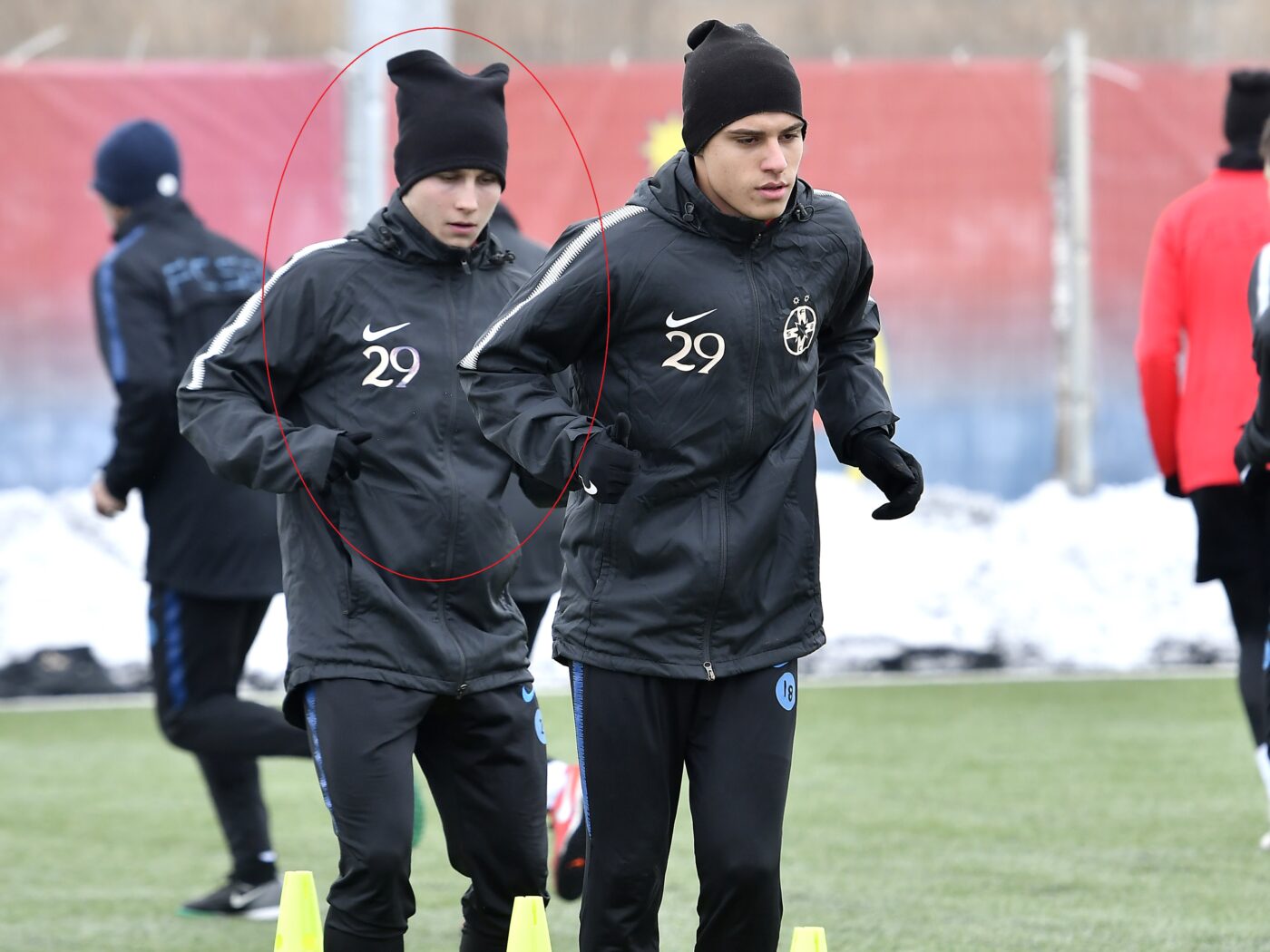 SURSA FOTO: SPORT PICTURES. Fotbaliștii Tudor Moldovan (stânga) și Daniel Toma la antrenamentul FCSB