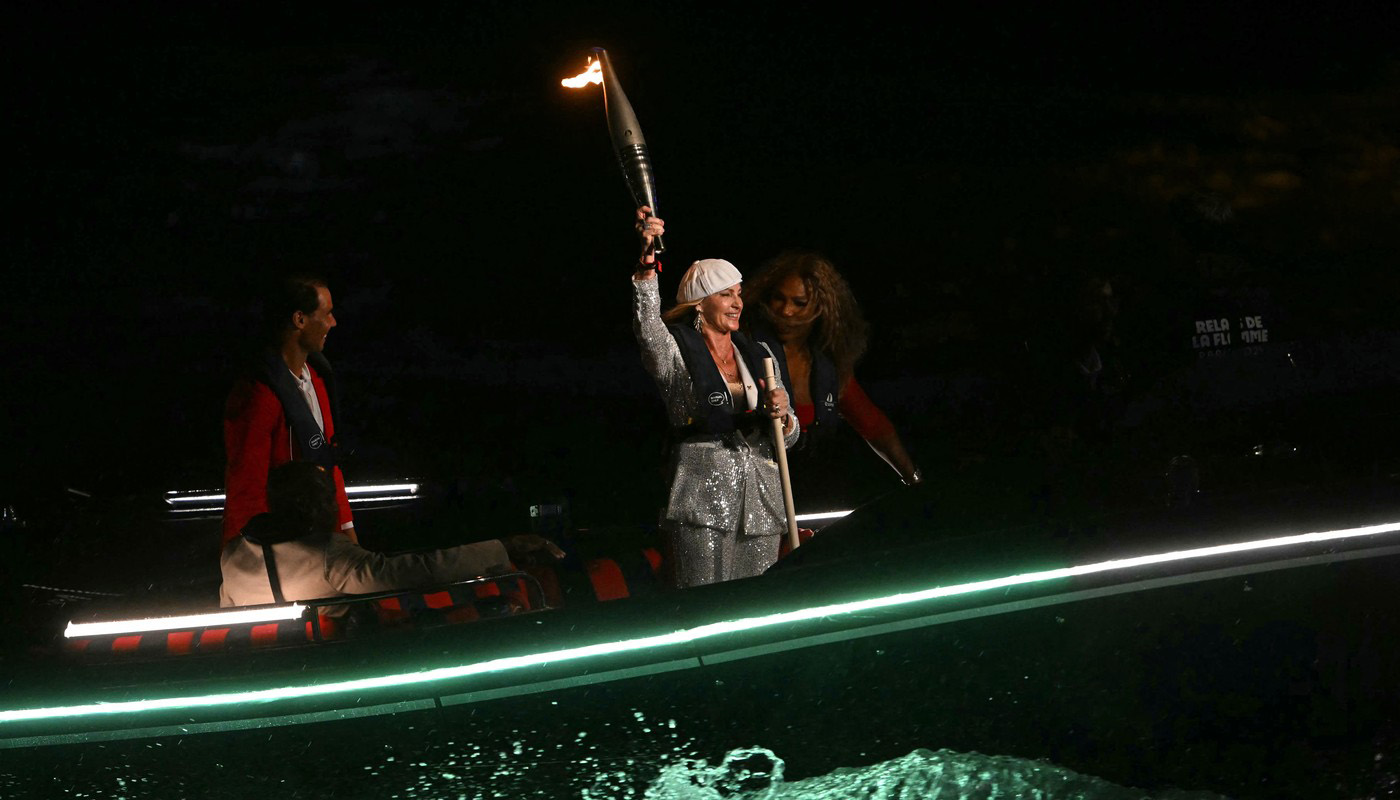 Momentul fabulos cu Nadia Comăneci la ceremonia de deschidere a Jocurilor Olimpice de la Paris! Românca a primit onoarea de a duce torța alături de Nadal și Serena Williams