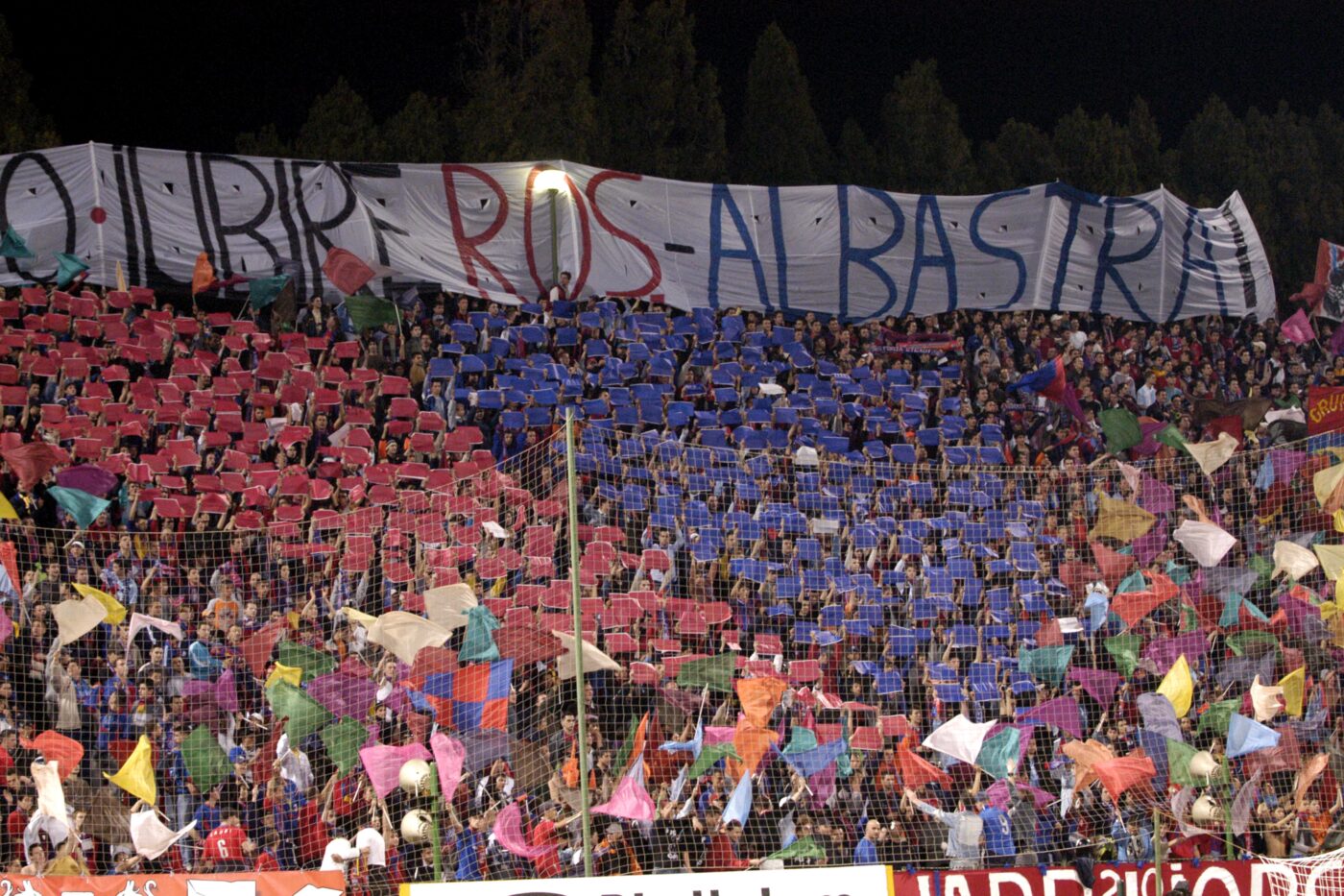 FCSB – Rapid acum 20 de ani: Gigi Becali suferă în tribune, Răzvan Lucescu își sărută secundul iar Mihai Stoica ascunde inima de ultras în costum și pantofi de lac pe Ghencea! Imaginile de colecție ale unui derby dintr-o altă viață!