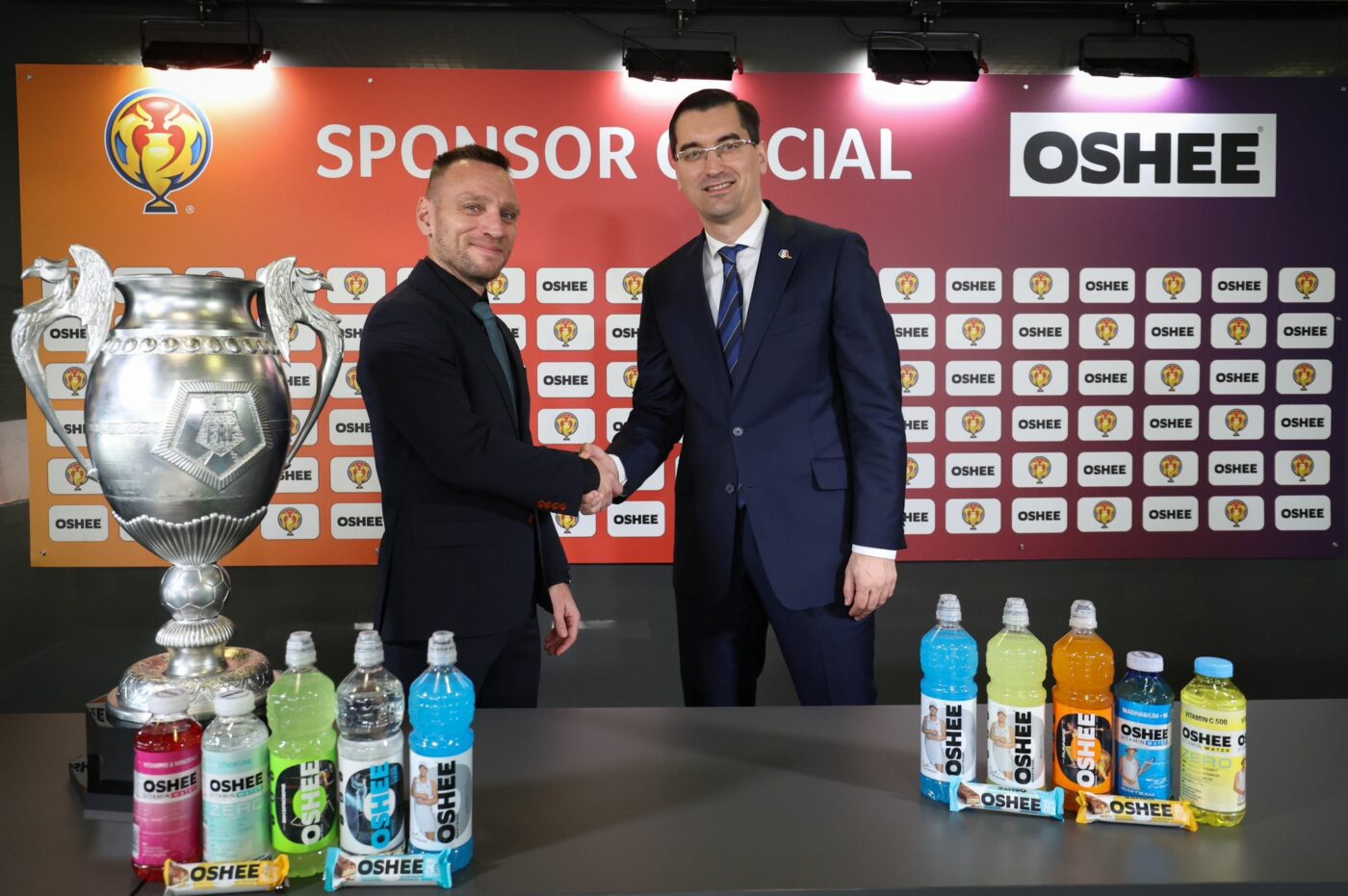 Președintele FRF Răzvan Burleanu a prezentat noul sponsor al Cupei României! Darius Olaru, Alex Mitriță sau Cristian Săpunaru vor apărea pe eticheta băuturilor isotonice OSHEE